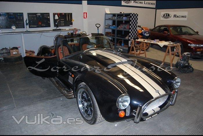 Vista frontal de Cobra RL 427 y taller de Racing Legends