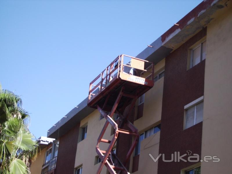 Trabajos en el pretil desde un elevador de tijeras.30mtos