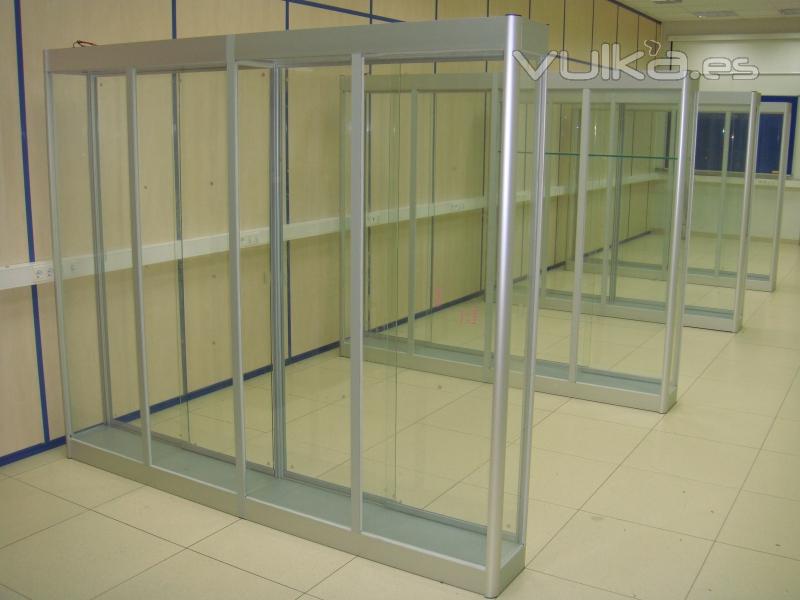 Vitrinas de perfilería de aluminio para gran carga de dos cuerpos con puertas correderas.