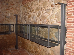 Vitrinas/urnas correderas de acero con iluminacin exterior y vidrios lmainados.