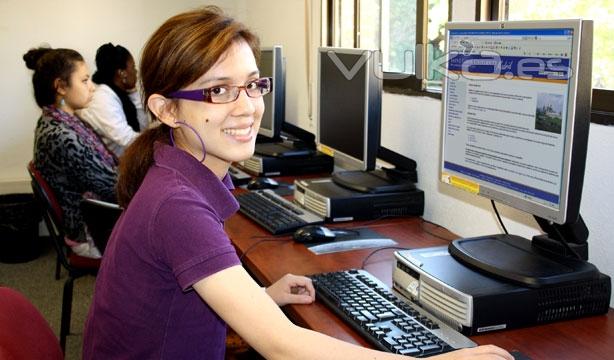 Student in the computer lab at the library