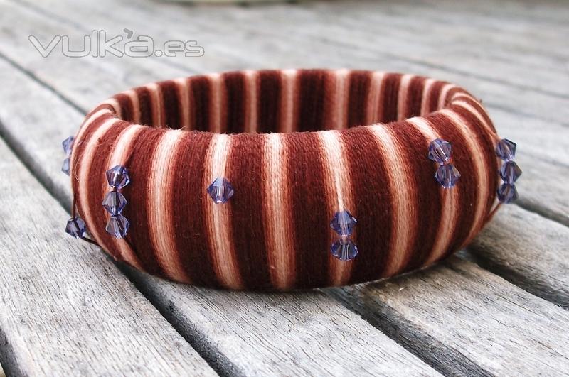 Pulsera Sol Marrn. Madera, hilo, cristales Swarovski. Complemento flamenca. Hecho a mano