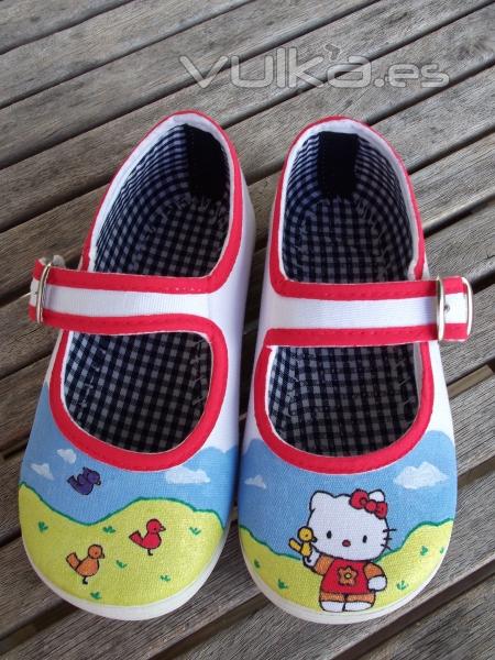 Zapatilla infantil. Pintado a mano totalmente