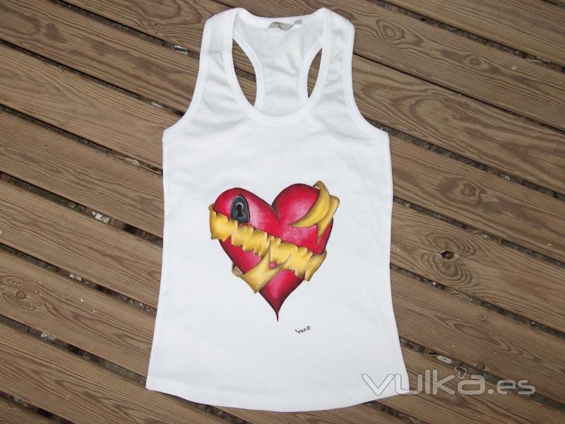 Camiseta mujer corazn. Pintada a mano con pintura textil de alta calidad