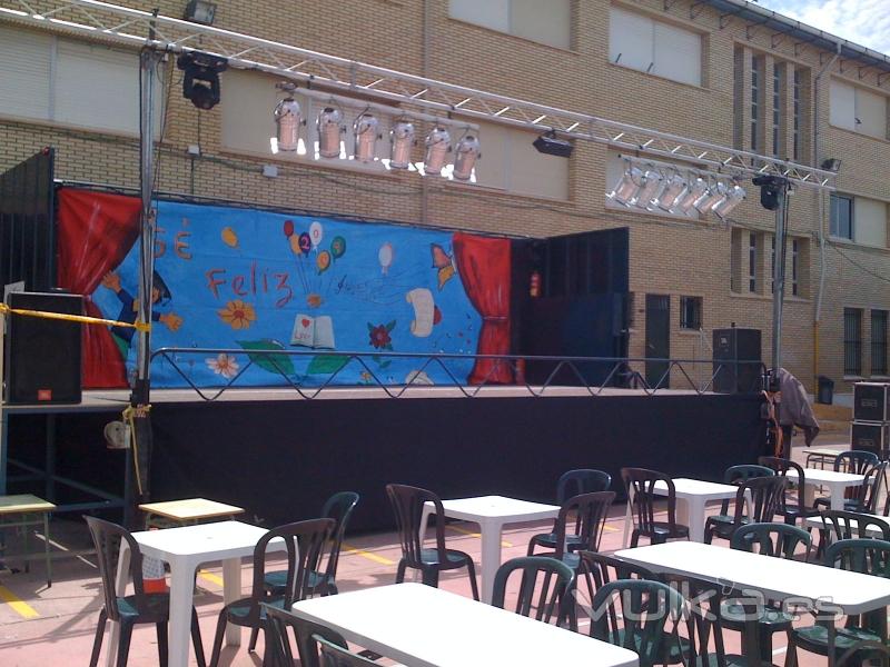 escenario preparado para fiesta de colegio