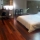 Suelo de tarima de madera en dormitorio