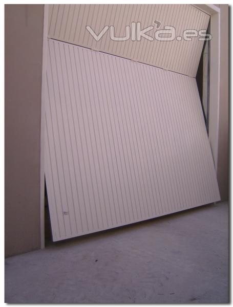 Fabricancin de puertas Basculantes Indusriales y Residenciales