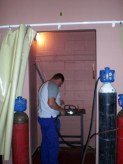 Alumnos en practicas de soldadura metalica