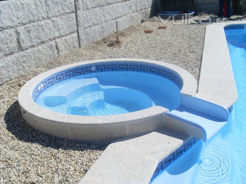 Jacuzzi Modelo Bubble 2 con acera de piedra y cenefa en gresite