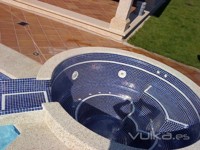 Jacuzzi Modelo Bubble 2 con Gresite y acera en piedra