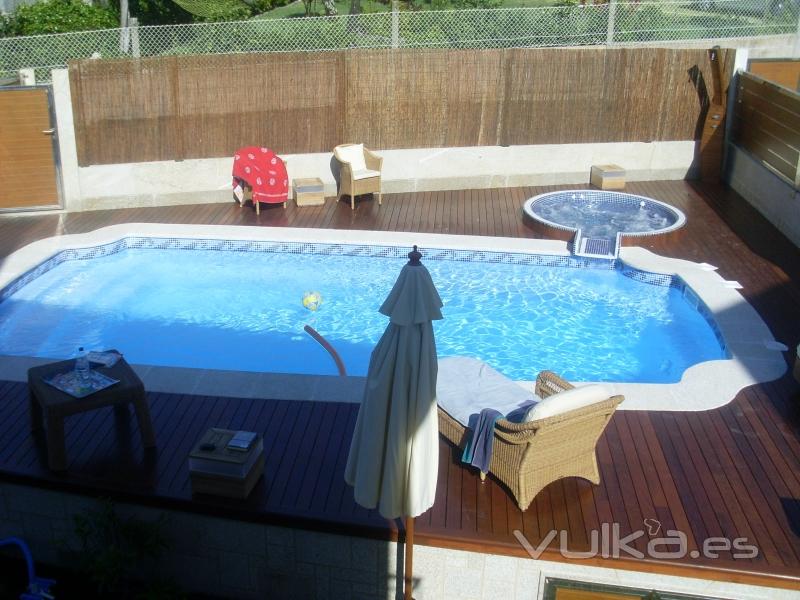 Piscina Modelo Olympia 8 con jacuzzi en gresite