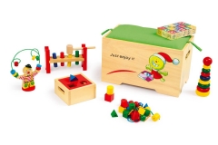 Juguetes de madera www.giocojuguetes.com. arca con cinco juegos de motricidad