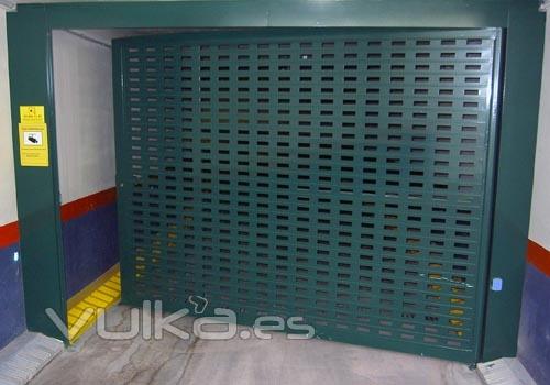 Puerta batiente automtica de una hoja fabricada con chapa troquelada para ventilacin