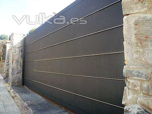 Puerta corredera automtica residencial fabricada con bandejas horizontales de acero galva. + inox.