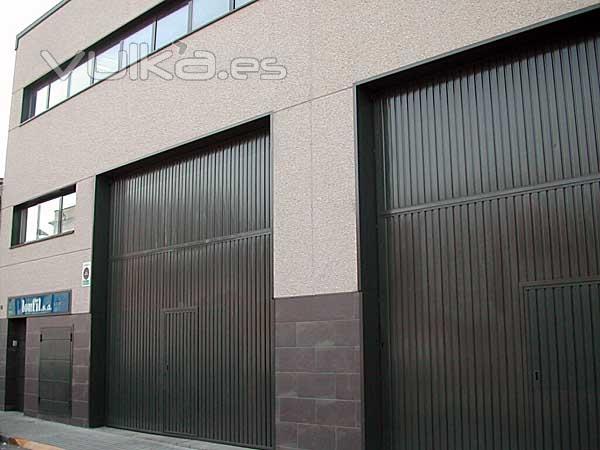 Puertas basculantes industriales