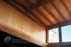 Ventanas de maderas sobre una pergola