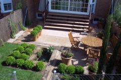 Pequeno jardin con estanque y bolas de boj