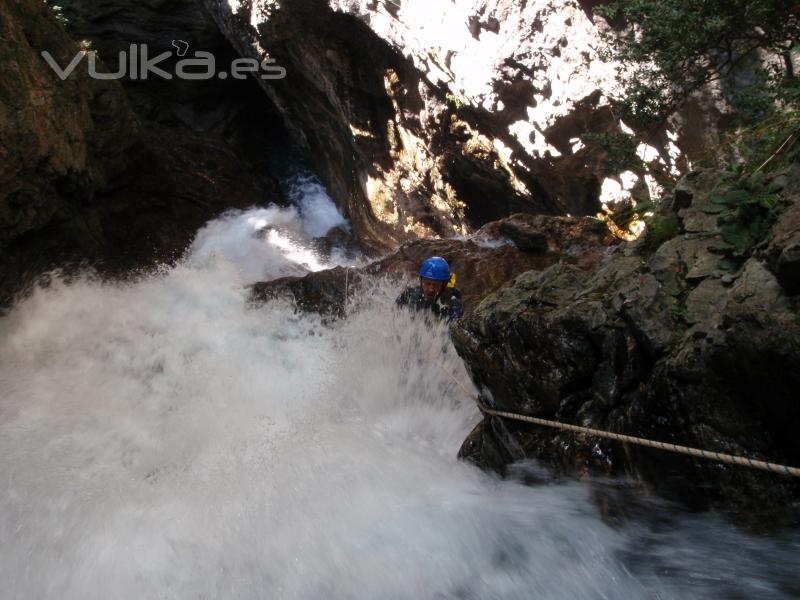 Con el agua al cuello en el Barranco de Eriste.