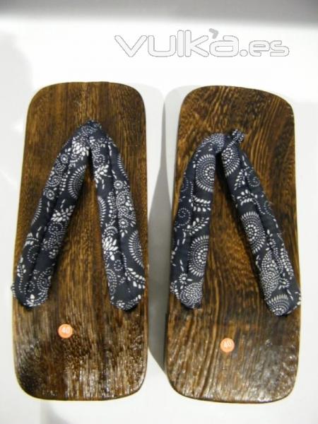 Chanclas de madera para hombre, muy originales.