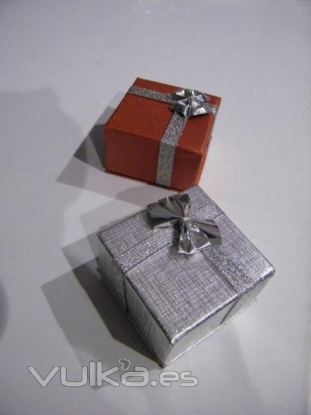 Cajas y envoltorios para regalo, bobinas de papel de regalo, lazos y bolsas.