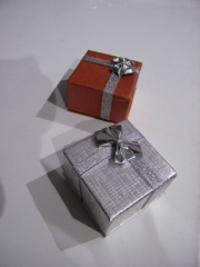 Cajas y envoltorios para regalo, bobinas de papel de regalo, lazos y bolsas.