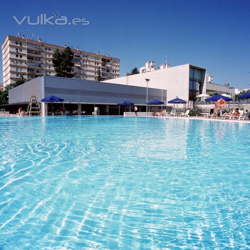 Piscina esterior y solarium