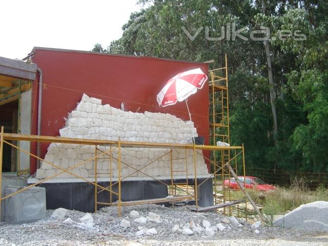 Fachada de piedra de escobedo con junta de 2 cm