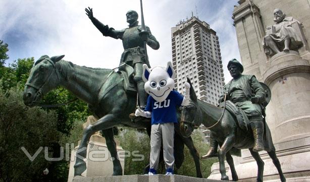 Billiken in Plaza de España with Don Quijote and Sancho panza!