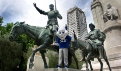 Billiken in plaza de espaa with don quijote and sancho panza!