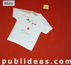 Camiseta para ong abay, colgada de nuestro muro