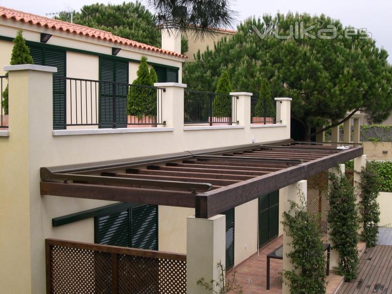 Pergola cubierta con toldos veranda (toldos recogidos)