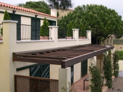 Pergola cubierta con toldos veranda (toldos recogidos)