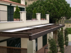 Pergola cubierta con toldos veranda (toldos abriendose)
