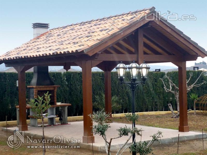 Pergolas a dos aguas con cubierta de tejas y chimenea integrada