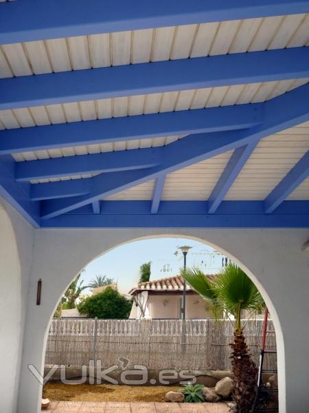 pérgola pintada con dos pendientes 