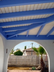 Pergola pintada con dos pendientes