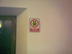 Detalle sealizacin fotoluminiscente no utilizar ascensor en caso de incendio diferentes idiomas.