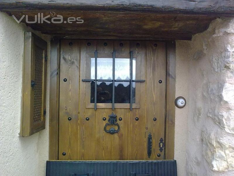 puerta de pino rustica con reja