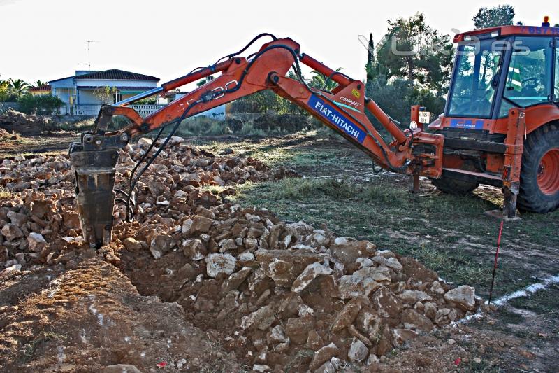 Realizando la excavación de una cimentación con el martillo para romper la piedra