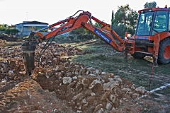Realizando la excavacion de una cimentacion con el martillo para romper la piedra