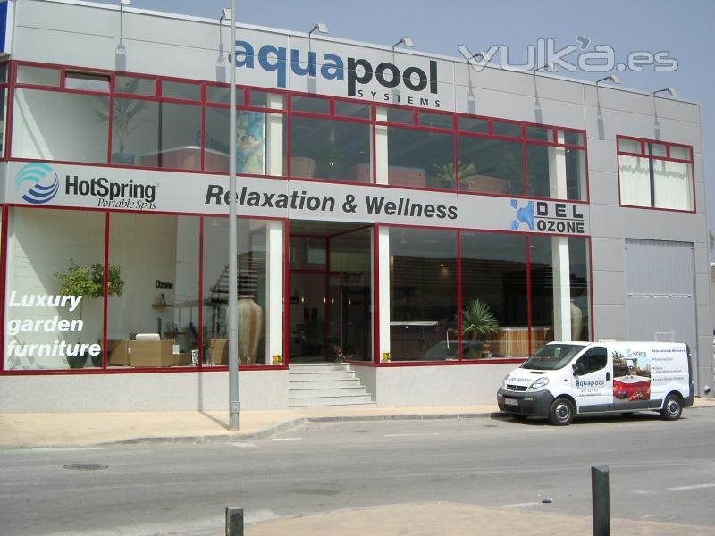 Nuestra tienda de exposicion en San Pedro de Alcantara. Aqui tenemos unos 500 m2 con mas de 15 spas 