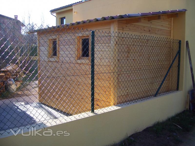 Casita de madera adosada en fachada.