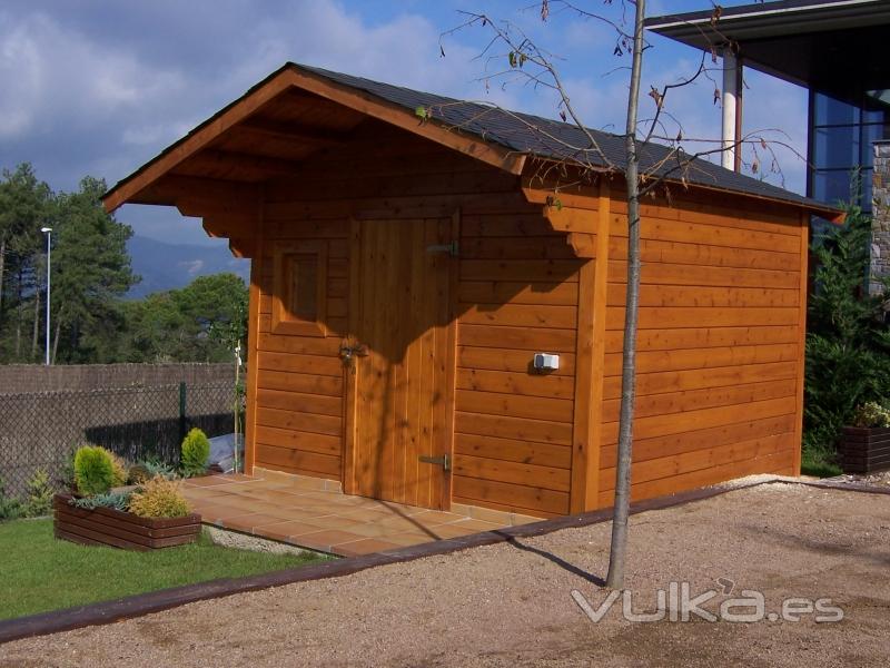 Casita de madera con porche delantero.