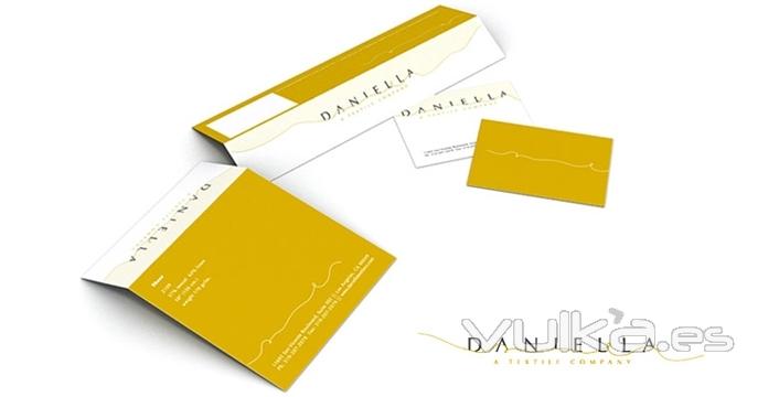 Daniella: Papereria corporativa i etiquetes desenvolupades per a Daniella, una marca de disseny txt