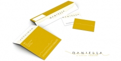 Daniella: papereria corporativa i etiquetes desenvolupades per a daniella, una marca de disseny text