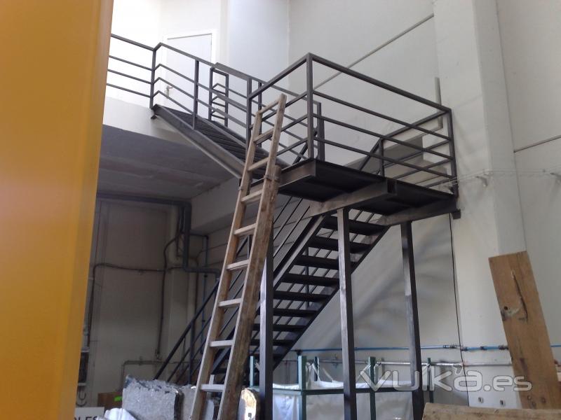 escalera metalica con barandilla sencilla 