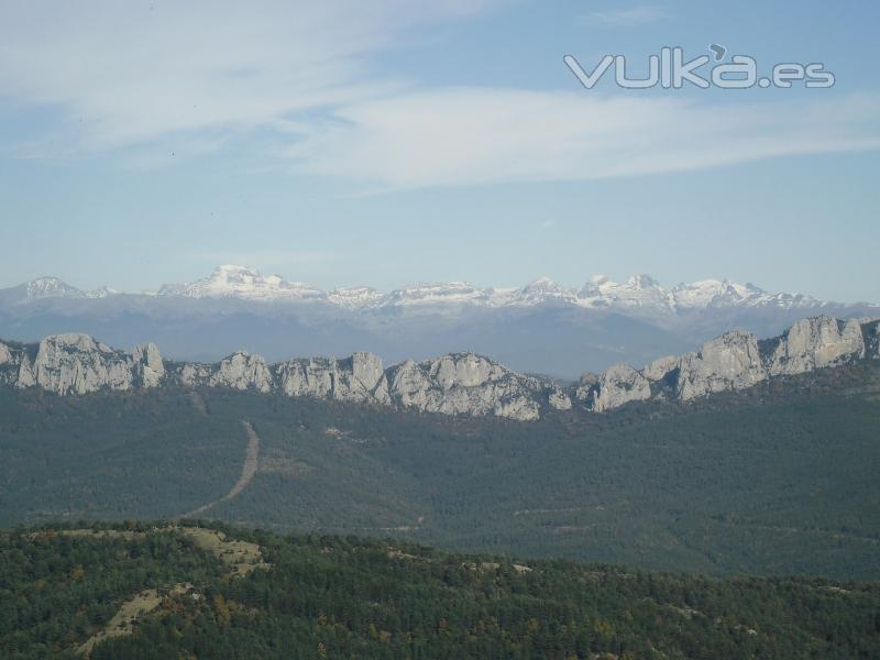 Santo Domingo y Pirineos desde Pui Moné