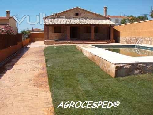 Jardin cesped natural instalado Agrocesped