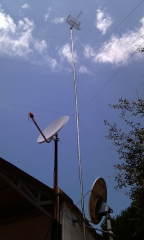 Antena a 12 m de altura con tres juegos de vientos en trassierra