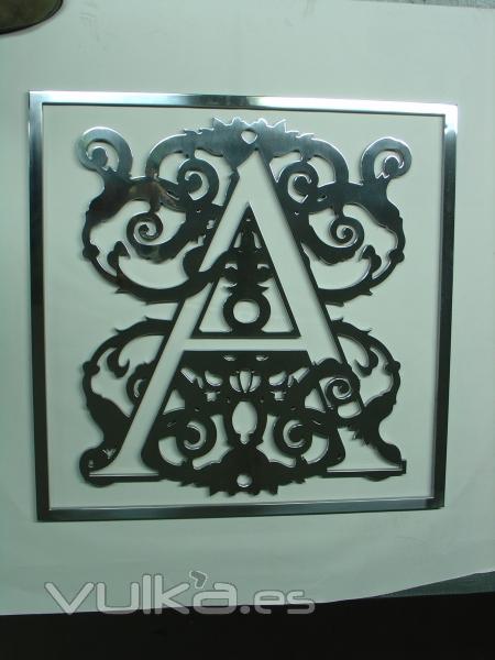 Rotulo corporeo en aluminio pulido. Logotipo Alhambra
